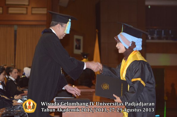 wisuda-unpad-gel-iv-ta-2012_2013-fakultas-farmasi-oleh-dekan-144