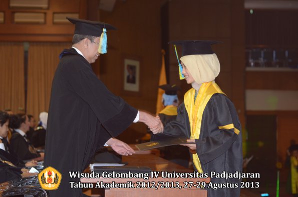 wisuda-unpad-gel-iv-ta-2012_2013-fakultas-farmasi-oleh-dekan-145