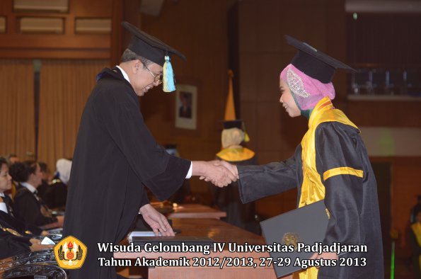 wisuda-unpad-gel-iv-ta-2012_2013-fakultas-farmasi-oleh-dekan-146