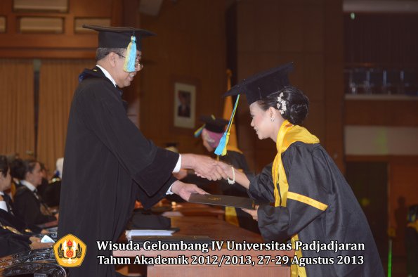 wisuda-unpad-gel-iv-ta-2012_2013-fakultas-farmasi-oleh-dekan-147