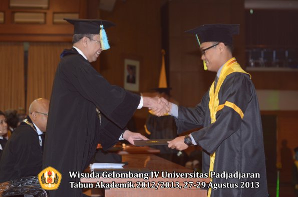 wisuda-unpad-gel-iv-ta-2012_2013-fakultas-farmasi-oleh-dekan-148