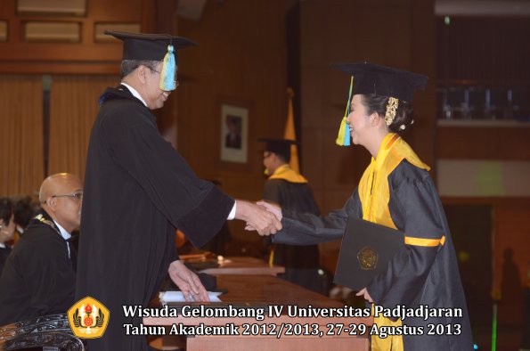 wisuda-unpad-gel-iv-ta-2012_2013-fakultas-farmasi-oleh-dekan-149