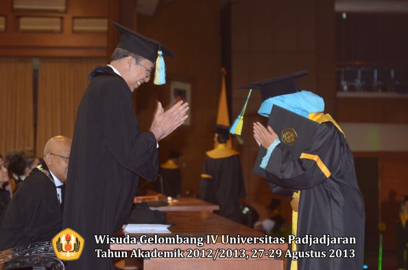 wisuda-unpad-gel-iv-ta-2012_2013-fakultas-farmasi-oleh-dekan-150