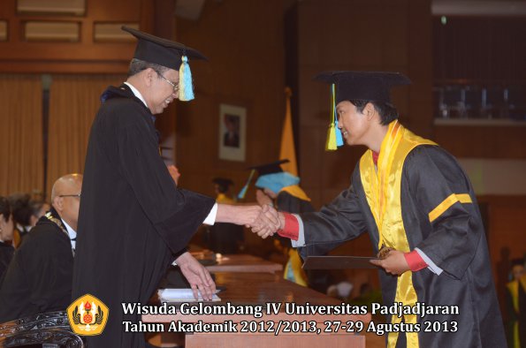 wisuda-unpad-gel-iv-ta-2012_2013-fakultas-farmasi-oleh-dekan-151