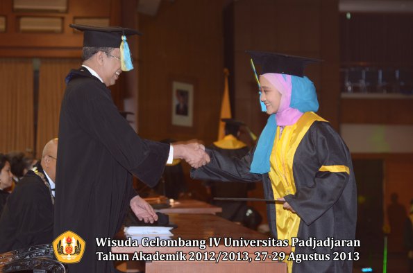 wisuda-unpad-gel-iv-ta-2012_2013-fakultas-farmasi-oleh-dekan-152