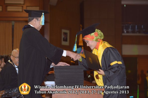 wisuda-unpad-gel-iv-ta-2012_2013-fakultas-farmasi-oleh-dekan-153