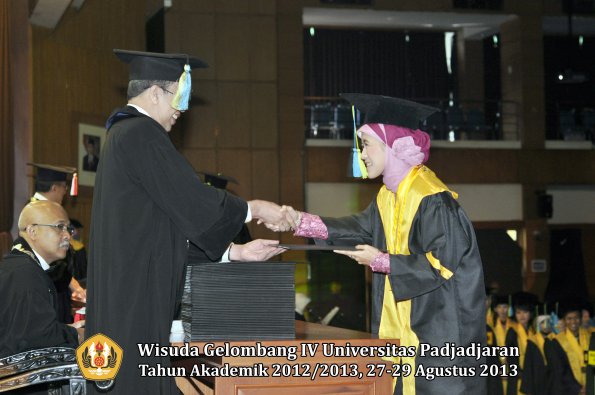 wisuda-unpad-gel-iv-ta-2012_2013-fakultas-farmasi-oleh-dekan-154