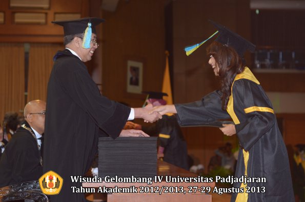 wisuda-unpad-gel-iv-ta-2012_2013-fakultas-farmasi-oleh-dekan-155