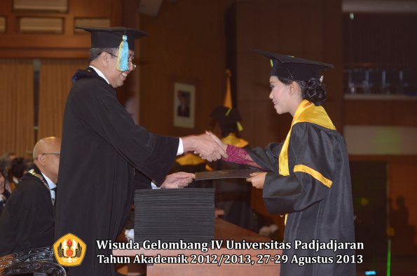 wisuda-unpad-gel-iv-ta-2012_2013-fakultas-farmasi-oleh-dekan-156