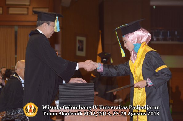 wisuda-unpad-gel-iv-ta-2012_2013-fakultas-farmasi-oleh-dekan-157