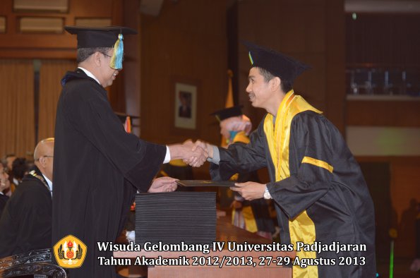 wisuda-unpad-gel-iv-ta-2012_2013-fakultas-farmasi-oleh-dekan-158