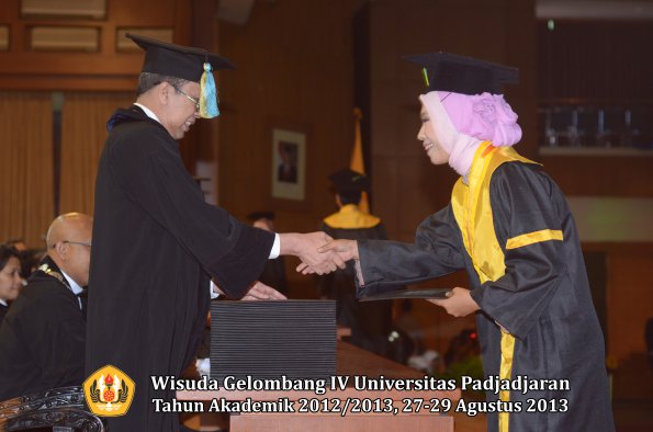 wisuda-unpad-gel-iv-ta-2012_2013-fakultas-farmasi-oleh-dekan-159