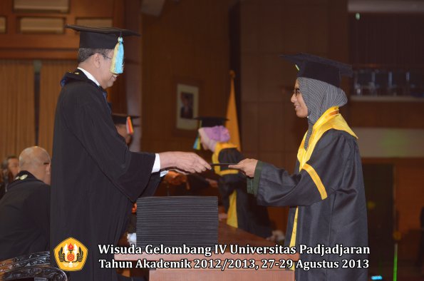 wisuda-unpad-gel-iv-ta-2012_2013-fakultas-farmasi-oleh-dekan-160