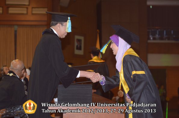 wisuda-unpad-gel-iv-ta-2012_2013-fakultas-farmasi-oleh-dekan-163