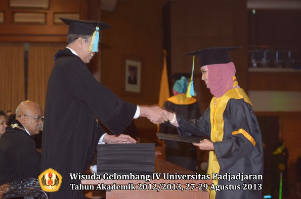 wisuda-unpad-gel-iv-ta-2012_2013-fakultas-farmasi-oleh-dekan-165