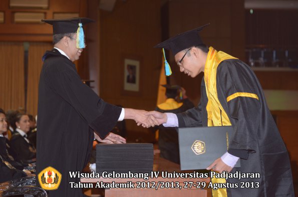 wisuda-unpad-gel-iv-ta-2012_2013-fakultas-farmasi-oleh-dekan-167