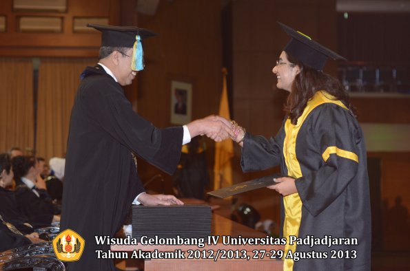 wisuda-unpad-gel-iv-ta-2012_2013-fakultas-farmasi-oleh-dekan-174