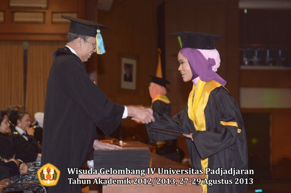 wisuda-unpad-gel-iv-ta-2012_2013-fakultas-farmasi-oleh-dekan-178