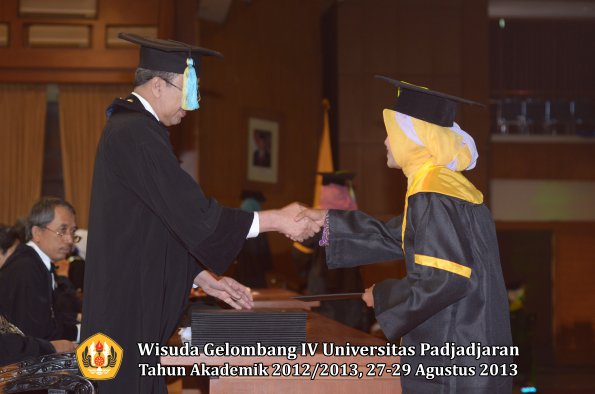 wisuda-unpad-gel-iv-ta-2012_2013-fakultas-farmasi-oleh-dekan-181