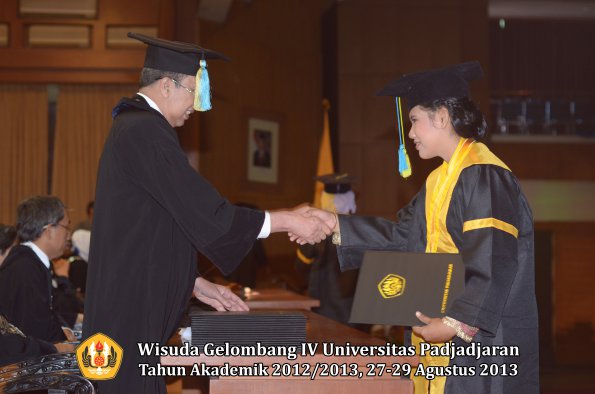 wisuda-unpad-gel-iv-ta-2012_2013-fakultas-farmasi-oleh-dekan-182