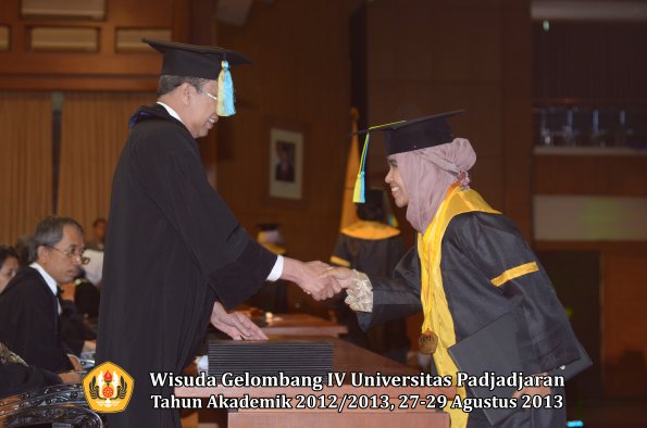 wisuda-unpad-gel-iv-ta-2012_2013-fakultas-farmasi-oleh-dekan-183