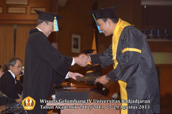 wisuda-unpad-gel-iv-ta-2012_2013-fakultas-farmasi-oleh-dekan-184