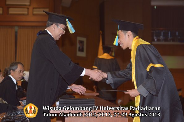 wisuda-unpad-gel-iv-ta-2012_2013-fakultas-farmasi-oleh-dekan-185