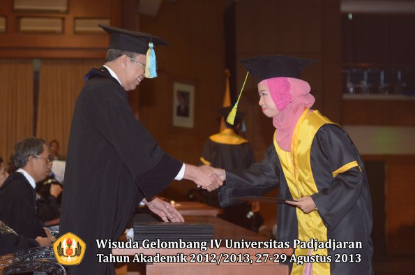 wisuda-unpad-gel-iv-ta-2012_2013-fakultas-farmasi-oleh-dekan-186