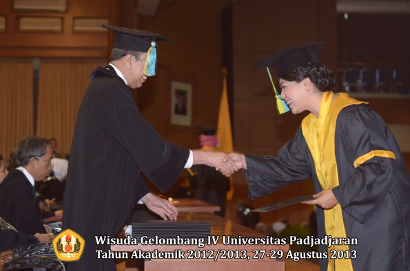 wisuda-unpad-gel-iv-ta-2012_2013-fakultas-farmasi-oleh-dekan-187