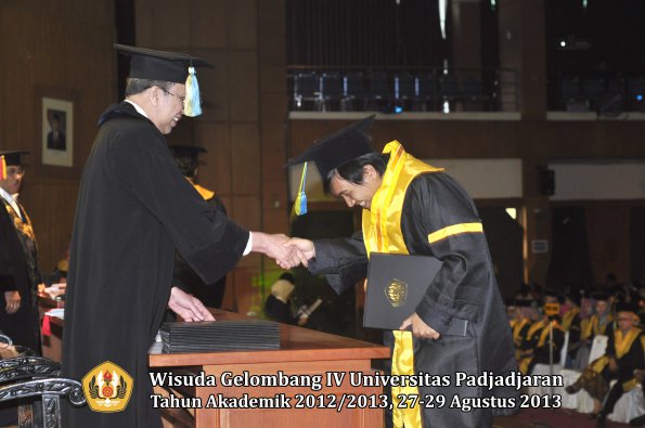 wisuda-unpad-gel-iv-ta-2012_2013-fakultas-farmasi-oleh-dekan-188