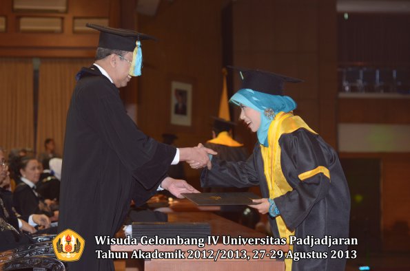 wisuda-unpad-gel-iv-ta-2012_2013-fakultas-farmasi-oleh-dekan-189