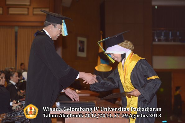 wisuda-unpad-gel-iv-ta-2012_2013-fakultas-farmasi-oleh-dekan-190