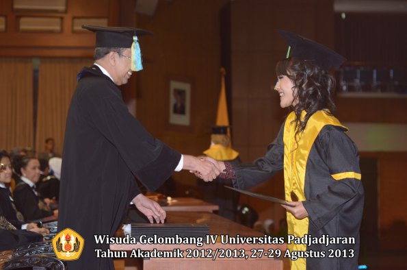 wisuda-unpad-gel-iv-ta-2012_2013-fakultas-farmasi-oleh-dekan-191