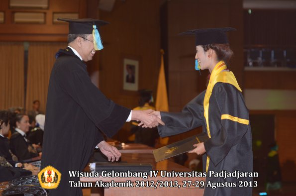 wisuda-unpad-gel-iv-ta-2012_2013-fakultas-farmasi-oleh-dekan-192