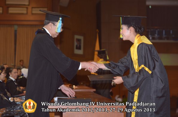 wisuda-unpad-gel-iv-ta-2012_2013-fakultas-farmasi-oleh-dekan-193