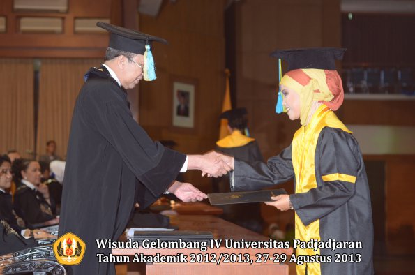 wisuda-unpad-gel-iv-ta-2012_2013-fakultas-farmasi-oleh-dekan-194