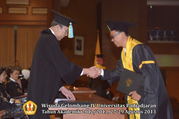 wisuda-unpad-gel-iv-ta-2012_2013-fakultas-farmasi-oleh-dekan-195