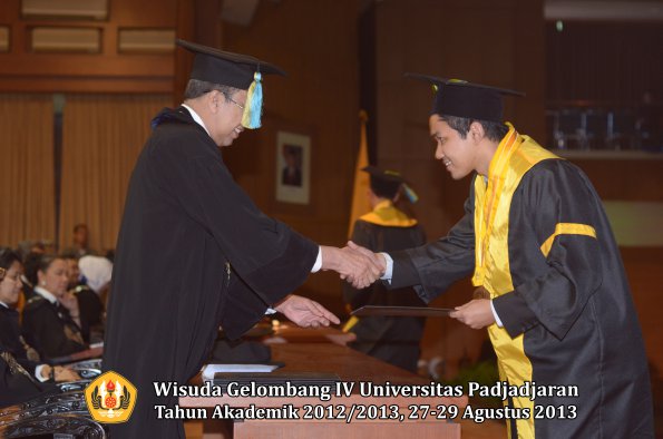 wisuda-unpad-gel-iv-ta-2012_2013-fakultas-farmasi-oleh-dekan-196