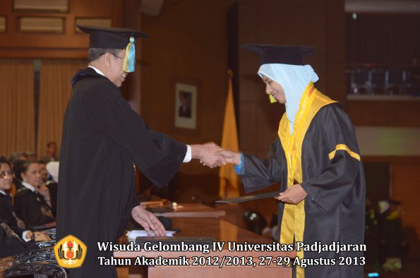 wisuda-unpad-gel-iv-ta-2012_2013-fakultas-farmasi-oleh-dekan-197