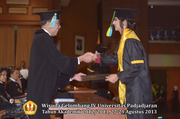 wisuda-unpad-gel-iv-ta-2012_2013-fakultas-farmasi-oleh-dekan-198