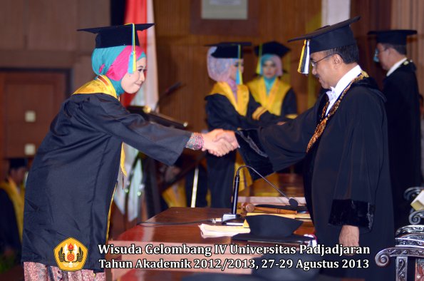 wisuda-unpad-gel-iv-ta-2012_2013-fakultas-farmasi-oleh-rektor-011