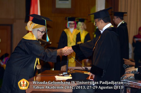 wisuda-unpad-gel-iv-ta-2012_2013-fakultas-farmasi-oleh-rektor-056