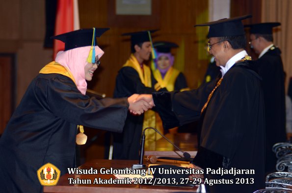 wisuda-unpad-gel-iv-ta-2012_2013-fakultas-farmasi-oleh-rektor-085