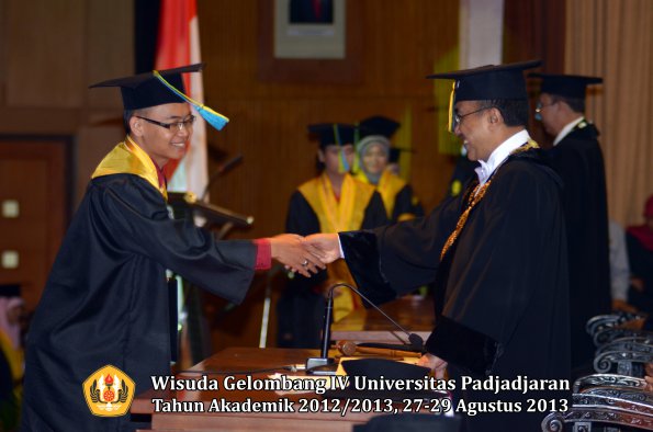wisuda-unpad-gel-iv-ta-2012_2013-fakultas-farmasi-oleh-rektor-109