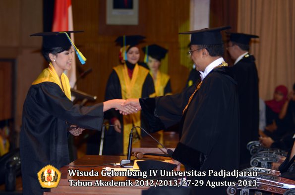wisuda-unpad-gel-iv-ta-2012_2013-fakultas-farmasi-oleh-rektor-127