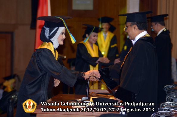 wisuda-unpad-gel-iv-ta-2012_2013-fakultas-farmasi-oleh-rektor-132