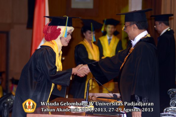 wisuda-unpad-gel-iv-ta-2012_2013-fakultas-farmasi-oleh-rektor-136