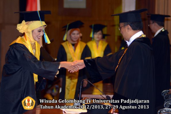 wisuda-unpad-gel-iv-ta-2012_2013-fakultas-farmasi-oleh-rektor-139