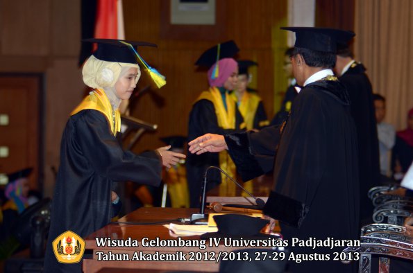 wisuda-unpad-gel-iv-ta-2012_2013-fakultas-farmasi-oleh-rektor-145