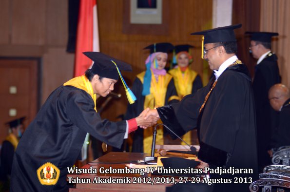 wisuda-unpad-gel-iv-ta-2012_2013-fakultas-farmasi-oleh-rektor-151